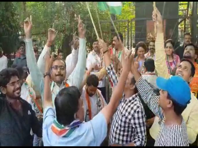 Congress, MNS, NCP, Shivsena together in the joy for BJP's defeat | भाजपाच्या पराभवाच्या आनंदात काँग्रेस, मनसे,राष्ट्रवादी काँग्रेस, शिवसेना एकत्र  Congress, MNS, NCP, Shivsena together in the joy for BJP's defeat | भाजपाच्या पराभवाच्या आनंदात काँग्रेस, मनसे,राष्ट्रवादी काँग्रेस, शिवसेना एकत्र