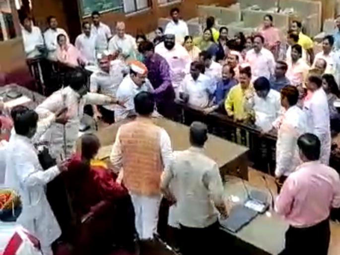 Shivsena showing strong agitation in front of mayor in PMC | मराठा आरक्षणाचे महापालिकेत पडसाद : महापौरांसमोर शिवसेनेची तोडफोड  Shivsena showing strong agitation in front of mayor in PMC | मराठा आरक्षणाचे महापालिकेत पडसाद : महापौरांसमोर शिवसेनेची तोडफोड