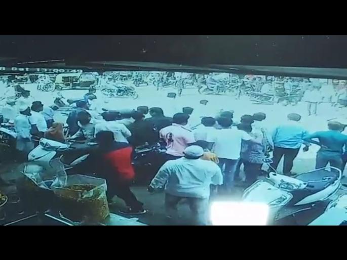 The mob attacked the journalist in Solapur from the slaughter house | कत्तलखान्याच्या बातमीवरून जमावाने सोलापुरातील पत्रकारावर केला प्राणघातक हल्ला The mob attacked the journalist in Solapur from the slaughter house | कत्तलखान्याच्या बातमीवरून जमावाने सोलापुरातील पत्रकारावर केला प्राणघातक हल्ला