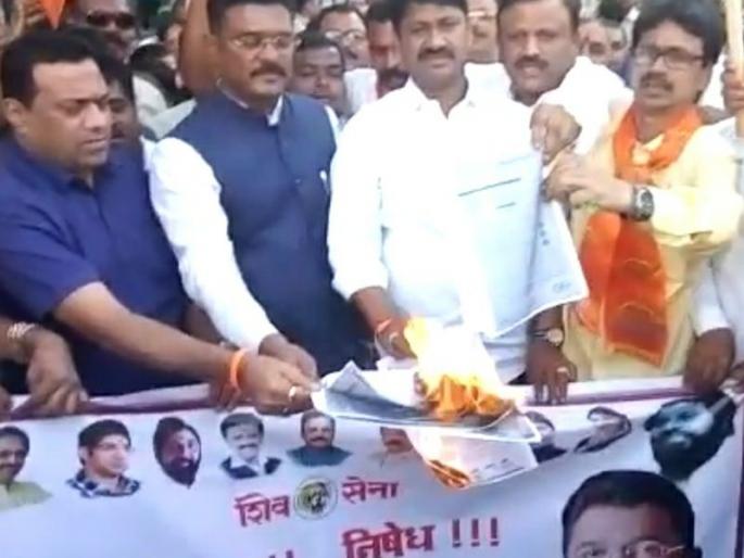 Burns of Gujarati language bills and vandalism were burnt | गुजराती भाषेतील बिलं व विजदरवाढीच्या निषेधार्थ विजबिले जाळली Burns of Gujarati language bills and vandalism were burnt | गुजराती भाषेतील बिलं व विजदरवाढीच्या निषेधार्थ विजबिले जाळली