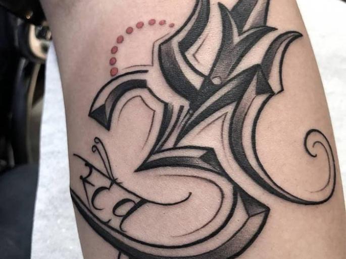 Tattoos of young men painted in modern tattoos too | आधुनिक टॅटूमध्येही युवकांकडून महापुरूषांच्या चित्रांचं गोंदण Tattoos of young men painted in modern tattoos too | आधुनिक टॅटूमध्येही युवकांकडून महापुरूषांच्या चित्रांचं गोंदण