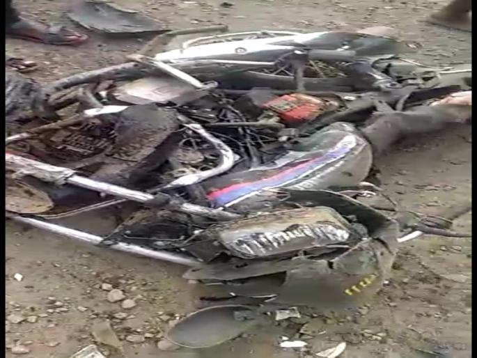 Strange accident near Sangola; Three died on the spot, two were injured | सांगोल्याजवळ विचित्र अपघात; तिघांचा जागीच मृत्यू, दोघे जखमी Strange accident near Sangola; Three died on the spot, two were injured | सांगोल्याजवळ विचित्र अपघात; तिघांचा जागीच मृत्यू, दोघे जखमी