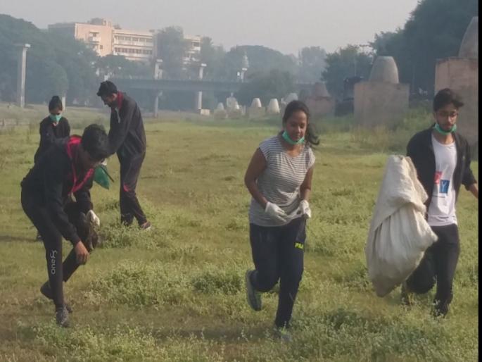 Plogging movement starts in Pune, youth connect for environment via social media | पुण्यात नव्या 'प्लॉगर' चळवळीचा उदय, जाणून घ्या काय आहे हा प्रकार ? Plogging movement starts in Pune, youth connect for environment via social media | पुण्यात नव्या 'प्लॉगर' चळवळीचा उदय, जाणून घ्या काय आहे हा प्रकार ?