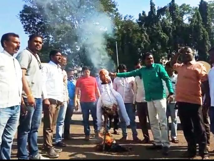 The statue of Mallikarjun Kharge burnt in Solapur | मल्लिकार्जुन खर्गे यांच्या पुतळ्याचे सोलापुरात दहन The statue of Mallikarjun Kharge burnt in Solapur | मल्लिकार्जुन खर्गे यांच्या पुतळ्याचे सोलापुरात दहन
