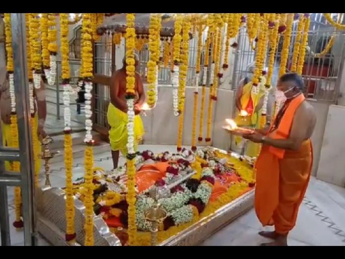 CoronaVirus: Hanuman's birthday celebrates for the first time without devotees in Bhadra Maruti temple of Aurangabad | CoronaVirus : भद्रा मारूती मंदीरात पहिल्यांदाच भाविकाविना हनुमान जन्मोत्सव; कोरोनामुक्तीचे घातले साकडे CoronaVirus: Hanuman's birthday celebrates for the first time without devotees in Bhadra Maruti temple of Aurangabad | CoronaVirus : भद्रा मारूती मंदीरात पहिल्यांदाच भाविकाविना हनुमान जन्मोत्सव; कोरोनामुक्तीचे घातले साकडे