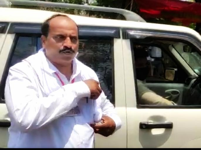 CoronaVirus: Police chases excise dept officer due to breaking of Nakabandi | CoronaVirus : परभणीत नाकाबंदी धुडकावणाऱ्या अधिकाऱ्याचा पोलिसांनी केला पाठलाग CoronaVirus: Police chases excise dept officer due to breaking of Nakabandi | CoronaVirus : परभणीत नाकाबंदी धुडकावणाऱ्या अधिकाऱ्याचा पोलिसांनी केला पाठलाग
