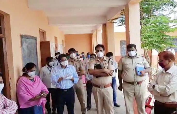 Appointment of 100 squads to prevent corona in Vidy Gharkul | विडी घरकुलमधील कोरोनाची साखळी तोडण्यासाठी १०० पथकांची नियुक्ती Appointment of 100 squads to prevent corona in Vidy Gharkul | विडी घरकुलमधील कोरोनाची साखळी तोडण्यासाठी १०० पथकांची नियुक्ती