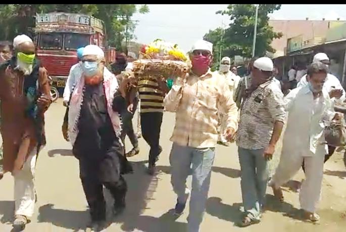 Humanity; Sarsavale Bhaijan for the funeral of Padmavati | माणुसकी; पद्मावतीतार्इंच्या अंत्यसंस्कारासाठी सरसावले भाईजान
