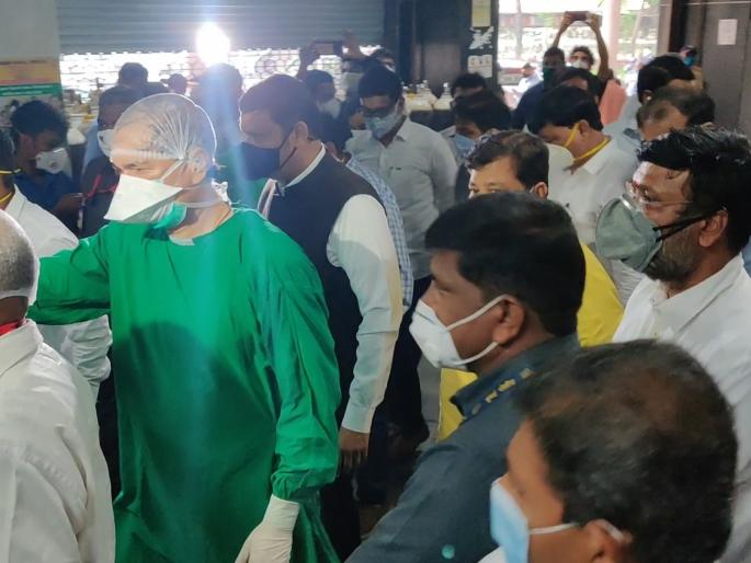 Three thirteen of the social distant in the inspection of Fadnavis-Darekar's Corona Hospital | फडणवीस-दरेकरांच्या कोरोना रुग्णालयातील पाहणीत सोशल डिस्टंसिंगचे तीन तेरा Three thirteen of the social distant in the inspection of Fadnavis-Darekar's Corona Hospital | फडणवीस-दरेकरांच्या कोरोना रुग्णालयातील पाहणीत सोशल डिस्टंसिंगचे तीन तेरा