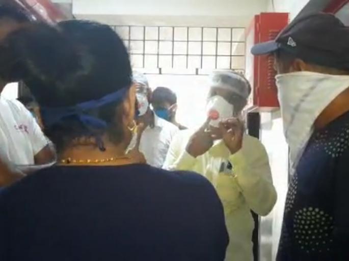 Citizens angry Mira Bhayander Municipal Corporation's Covid Care and Separation Room | मीरा भाईंदर महापालिकेच्या कोविड केअर आणि अलगीकरण कक्षात नागरिकांचा हल्लाबोल Citizens angry Mira Bhayander Municipal Corporation's Covid Care and Separation Room | मीरा भाईंदर महापालिकेच्या कोविड केअर आणि अलगीकरण कक्षात नागरिकांचा हल्लाबोल