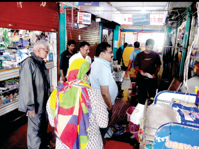 Talwade market under water, loss of lakhs | तळवडे बाजारपेठ पाण्याखाली, लाखोंचे नुकसान Talwade market under water, loss of lakhs | तळवडे बाजारपेठ पाण्याखाली, लाखोंचे नुकसान