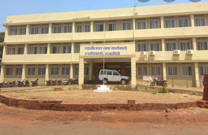 Corona infiltration at the Collector's Office, City Yapolis Station | जिल्हाधिकारी कार्यालय, पोलीस स्थानकात कोरोनाचा शिरकाव Corona infiltration at the Collector's Office, City Yapolis Station | जिल्हाधिकारी कार्यालय, पोलीस स्थानकात कोरोनाचा शिरकाव