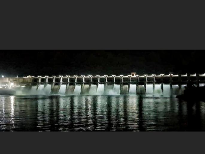 12 gates of Jayakwadi dam opened; Heavy rains increased the inflow of water | जायकवाडी धरणाच्या १२ दरवाज्यातून विसर्ग सुरू; जोरदार पावसाने पाण्याची आवक वाढली 12 gates of Jayakwadi dam opened; Heavy rains increased the inflow of water | जायकवाडी धरणाच्या १२ दरवाज्यातून विसर्ग सुरू; जोरदार पावसाने पाण्याची आवक वाढली