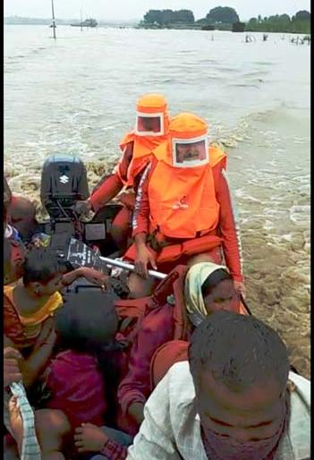NDRF team arrives in Solapur district; In-laws freed the people of Ghatne village | NDRF ची टीम सोलापूर जिल्ह्यात दाखल; सासुरे, घाटणे गावातील लोकांची केली सुटका NDRF team arrives in Solapur district; In-laws freed the people of Ghatne village | NDRF ची टीम सोलापूर जिल्ह्यात दाखल; सासुरे, घाटणे गावातील लोकांची केली सुटका