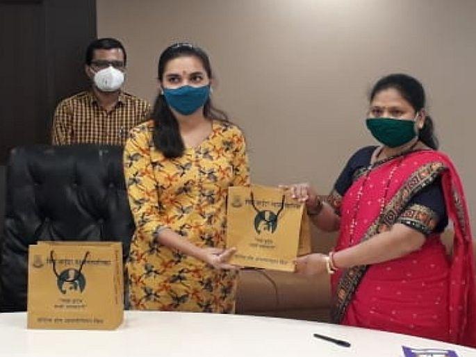 Mira Bhayander Municipal Corporation provides free medicine kits to Corona patients at home Call center start also | मीरा भाईंदर महापालिकेतर्फे कोरोना रुग्णांना घरीच मोफत औषध किट; कॉल सेंटरचीही सुरूवात Mira Bhayander Municipal Corporation provides free medicine kits to Corona patients at home Call center start also | मीरा भाईंदर महापालिकेतर्फे कोरोना रुग्णांना घरीच मोफत औषध किट; कॉल सेंटरचीही सुरूवात