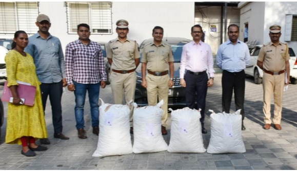 21 lakh ganza seized in Hadapsar; 6 arrested including 3 women from Jalna | हडपसर येथे पकडला २१ लाखांचा गांजा; जालना येथील ३ महिलांसह ६ जणांना अटक 21 lakh ganza seized in Hadapsar; 6 arrested including 3 women from Jalna | हडपसर येथे पकडला २१ लाखांचा गांजा; जालना येथील ३ महिलांसह ६ जणांना अटक