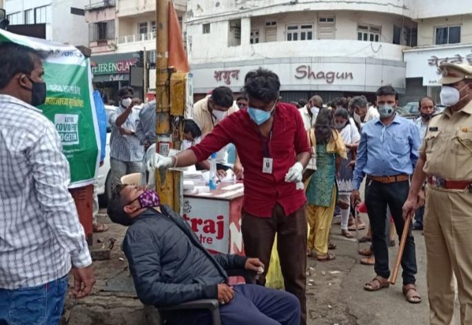 Corona Virus : Crowd of people wandering in the market for no reason: Antigen test of 250 people on the spot by Pimpri police | Corona Virus : बाजारपेठेत विनाकारण फिरणाऱ्यांची कमी होई ना गर्दी: पिंपरी पोलिसांनी जागेवरच केली २५० जणांची अँटिजेन तपासणी Corona Virus : Crowd of people wandering in the market for no reason: Antigen test of 250 people on the spot by Pimpri police | Corona Virus : बाजारपेठेत विनाकारण फिरणाऱ्यांची कमी होई ना गर्दी: पिंपरी पोलिसांनी जागेवरच केली २५० जणांची अँटिजेन तपासणी