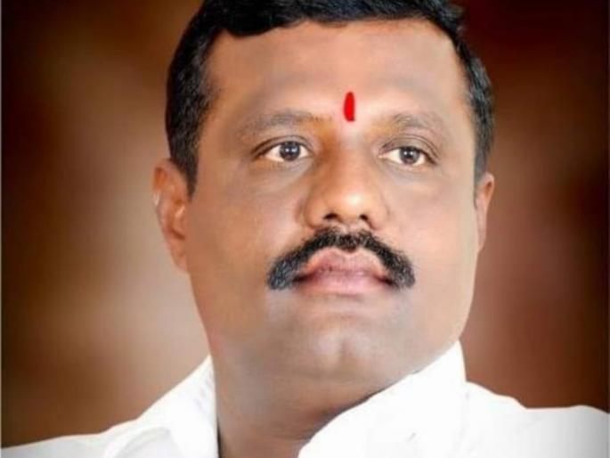 Khed Panchayat Samiti's ShivSena Sabhapati bhagvan Pokhatkar attacks on colleagues | खेडचं 'राजकारण' तापलं; पंचायत समितीच्या शिवसेनेच्या सभापतीकडून सहकाऱ्यांवरच प्राणघातक हल्ला Khed Panchayat Samiti's ShivSena Sabhapati bhagvan Pokhatkar attacks on colleagues | खेडचं 'राजकारण' तापलं; पंचायत समितीच्या शिवसेनेच्या सभापतीकडून सहकाऱ्यांवरच प्राणघातक हल्ला