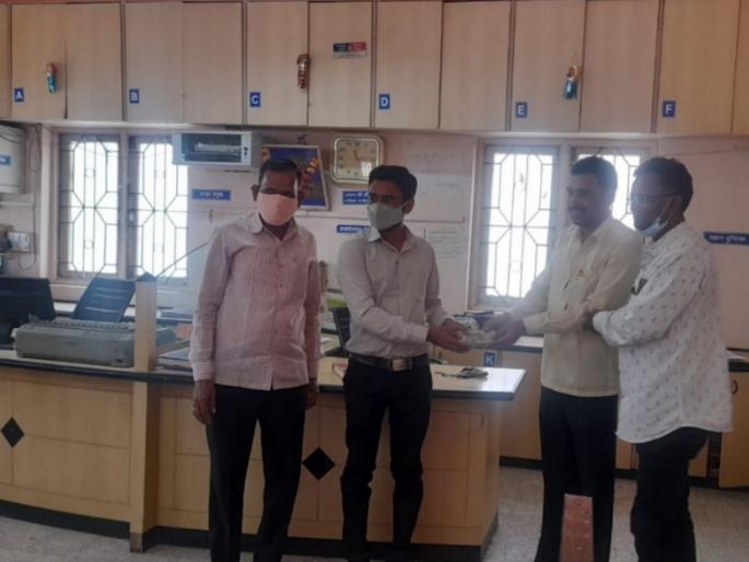 Salute to honesty! The laboratory assistant returned additional Rs one lakh who came from cashier of bank | प्रामाणिकपणाला सलाम! बँकेच्या कॅशिअरकडून जादाचे एक लाख रूपये आले; प्रयोगशाळा सहाय्यकाने ते परत केले Salute to honesty! The laboratory assistant returned additional Rs one lakh who came from cashier of bank | प्रामाणिकपणाला सलाम! बँकेच्या कॅशिअरकडून जादाचे एक लाख रूपये आले; प्रयोगशाळा सहाय्यकाने ते परत केले