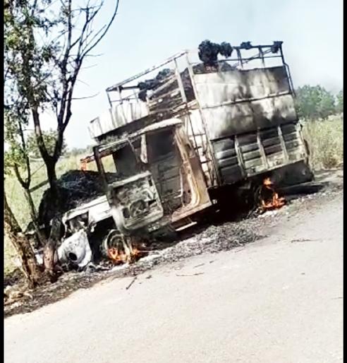 Shocking; Burn a pickup full of garbage; Two farmers were burnt in the fire | धक्कादायक; कडब्याने भरलेली पिकअप जळून खाक; दोन शेतकरी आगीत भाजले
