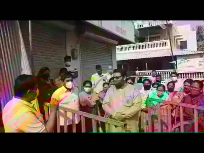 After the patient recovers and returns, Agarkar Mala Contentment Zone, citizens' anger | रुग्ण बरे होऊन परतल्यानंतर आगरकर मळा कन्टेन्मेन्ट झोन, नागरिकांचा संताप After the patient recovers and returns, Agarkar Mala Contentment Zone, citizens' anger | रुग्ण बरे होऊन परतल्यानंतर आगरकर मळा कन्टेन्मेन्ट झोन, नागरिकांचा संताप