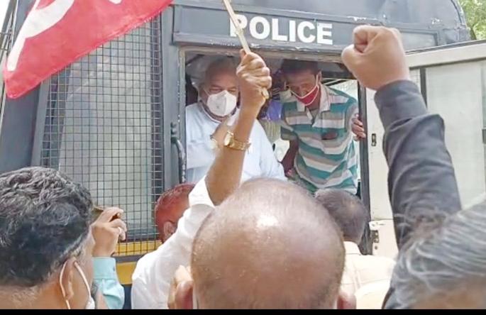 Police arrested hundreds of VD workers, including Adam Master | आडम मास्तरांसह शेकडो विडी कामगार महिलांना पोलिसांनी घेतले ताब्यात Police arrested hundreds of VD workers, including Adam Master | आडम मास्तरांसह शेकडो विडी कामगार महिलांना पोलिसांनी घेतले ताब्यात