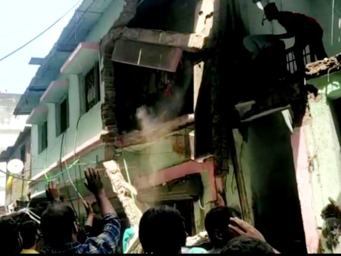 Part of the building collapsed at Azmi Nagar in Bhiwandi | भिवंडीत आजमी नगर येथे इमारतीचा काही भाग कोसळला, सुदैवाने टळली जीवितहानी  Part of the building collapsed at Azmi Nagar in Bhiwandi | भिवंडीत आजमी नगर येथे इमारतीचा काही भाग कोसळला, सुदैवाने टळली जीवितहानी