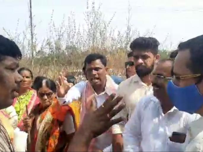 in Bhiwandi angry farmers oppose land survey for MIDC | भिवंडीत संतप्त शेतकऱ्यांनी एमआयडीसीसाठीच्या जमीन मोजणीस केला विरोध in Bhiwandi angry farmers oppose land survey for MIDC | भिवंडीत संतप्त शेतकऱ्यांनी एमआयडीसीसाठीच्या जमीन मोजणीस केला विरोध