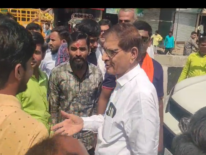 Gaobandi to leaders, MLA Suresh Varpudkar's car was stopped in Sonpeth | नेत्यांना गावबंदी, सोनपेठमध्ये आमदार सुरेश वरपुडकरांची गाडी अडविली Gaobandi to leaders, MLA Suresh Varpudkar's car was stopped in Sonpeth | नेत्यांना गावबंदी, सोनपेठमध्ये आमदार सुरेश वरपुडकरांची गाडी अडविली