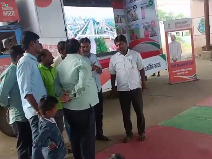 First Maratha reservation, then government programs; Bharat Sankalp Yatra was stopped in two villages of Pathri taluka | आधी मराठा आरक्षण,नंतर शासकीय कार्यक्रम; दोन गावांत आंदोलकांनी भारत संकल्प यात्रा थांबवली First Maratha reservation, then government programs; Bharat Sankalp Yatra was stopped in two villages of Pathri taluka | आधी मराठा आरक्षण,नंतर शासकीय कार्यक्रम; दोन गावांत आंदोलकांनी भारत संकल्प यात्रा थांबवली