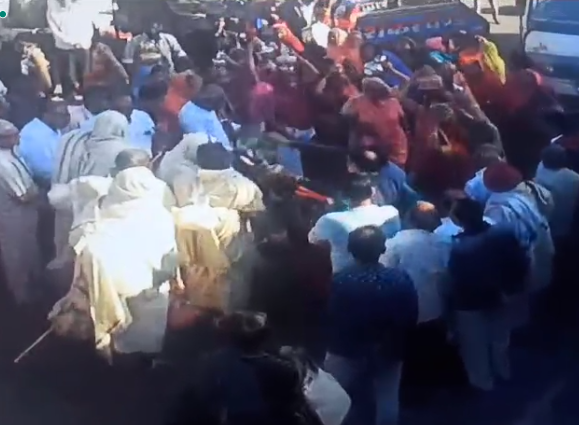 Attempt to kill Shravakas including Jain Munis by driving a truck to death in Rajasthan; A strong reaction in the Jain community | राजस्थानमध्ये जैनमुनींसह श्रावकांवर ट्रक चालवून जिवे मारण्याचा प्रयत्न; जैन समाजात तीव्र पडसाद Attempt to kill Shravakas including Jain Munis by driving a truck to death in Rajasthan; A strong reaction in the Jain community | राजस्थानमध्ये जैनमुनींसह श्रावकांवर ट्रक चालवून जिवे मारण्याचा प्रयत्न; जैन समाजात तीव्र पडसाद