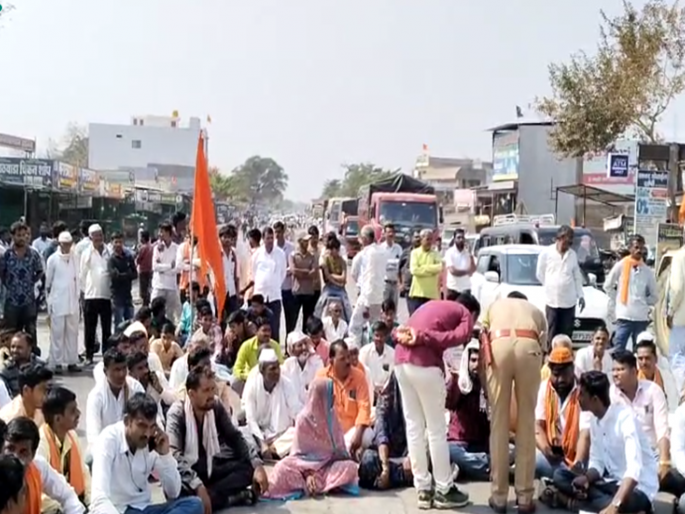 Roadblock on Chhatrapati Sambhajinagar-Jalgaon highway in support of Manoj Jarange; Traffic stopped | मनोज जरांगेंच्या समर्थनार्थ छत्रपती संभाजीनगर-जळगाव महामार्गावर रास्तारोको; वाहतूक ठप्प Roadblock on Chhatrapati Sambhajinagar-Jalgaon highway in support of Manoj Jarange; Traffic stopped | मनोज जरांगेंच्या समर्थनार्थ छत्रपती संभाजीनगर-जळगाव महामार्गावर रास्तारोको; वाहतूक ठप्प