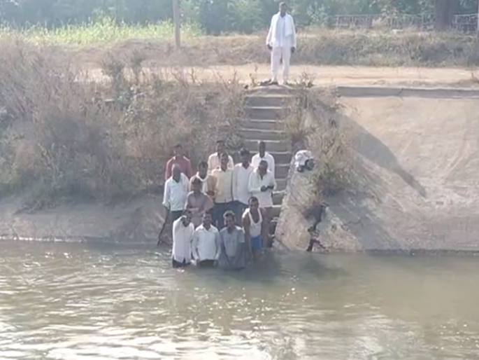'Leave water, crops are dying'; Jalasamadhi movement of farmers in Jayakwadi canal | 'पाणी सोडा, पिके करपत आहेत'; शेतकऱ्यांचे जायकवाडीच्या कालव्यात जलसमाधी आंदोलन 'Leave water, crops are dying'; Jalasamadhi movement of farmers in Jayakwadi canal | 'पाणी सोडा, पिके करपत आहेत'; शेतकऱ्यांचे जायकवाडीच्या कालव्यात जलसमाधी आंदोलन