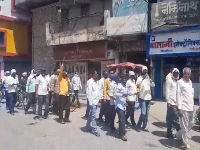 Municipal employee in Parbhani stopped work even on the eighth day; March for arrears of salary | परभणीत मनपा कर्मचाऱ्याचे आठव्या दिवशीही काम बंद; थकीत पगारासाठी काढला मोर्चा  Municipal employee in Parbhani stopped work even on the eighth day; March for arrears of salary | परभणीत मनपा कर्मचाऱ्याचे आठव्या दिवशीही काम बंद; थकीत पगारासाठी काढला मोर्चा