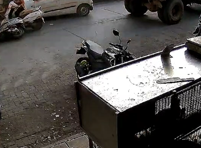 Brake failure of KDMC garbage dumper Damage to vehicles | केडीएमसीच्या कचरा डंपरचा ब्रेक फेल: वाहनांचे नुकसान Brake failure of KDMC garbage dumper Damage to vehicles | केडीएमसीच्या कचरा डंपरचा ब्रेक फेल: वाहनांचे नुकसान