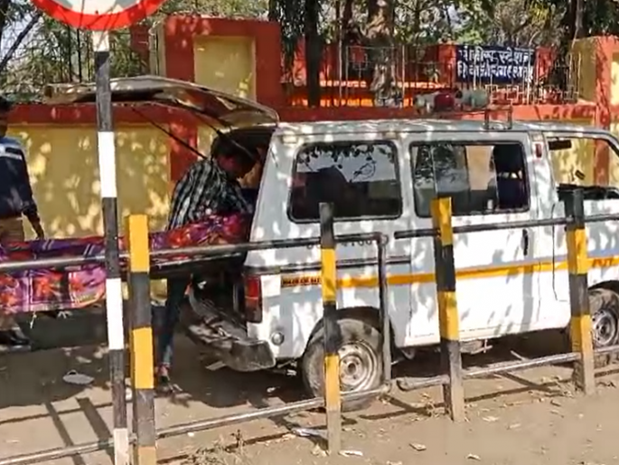 Shocking A man sleeping near the police station was murdered by hitting his head with a stone | धक्कादायक! पोलिस ठाण्यालगत झोपलेल्या एकाचा डोक्यात दगड घालून खून Shocking A man sleeping near the police station was murdered by hitting his head with a stone | धक्कादायक! पोलिस ठाण्यालगत झोपलेल्या एकाचा डोक्यात दगड घालून खून