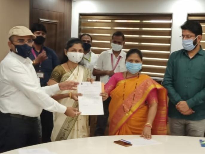 jobs in the municipal service to the heirs of eight employees who died of corona and other causes | कोरोना व अन्य कारणाने मरण पावलेल्या आठ कर्मचाऱ्यांच्या वारसांना पालिका सेवेत नोकरी jobs in the municipal service to the heirs of eight employees who died of corona and other causes | कोरोना व अन्य कारणाने मरण पावलेल्या आठ कर्मचाऱ्यांच्या वारसांना पालिका सेवेत नोकरी