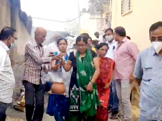 An old father who did not have a son was also cremated by the girls in bhiwandi | मुलगा नसलेल्या वृद्ध पित्याच्या पार्थिवावर मुलींकडून अंत्यसंस्कार, मुखाग्नीही दिला An old father who did not have a son was also cremated by the girls in bhiwandi | मुलगा नसलेल्या वृद्ध पित्याच्या पार्थिवावर मुलींकडून अंत्यसंस्कार, मुखाग्नीही दिला