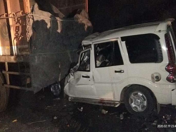 Scorpio hit a truck; Six were killed on the spot, seven were critically injured | स्कार्पिओ ट्रकवर धडकली; सहा जण जागीच ठार, सात जण गंभीर Scorpio hit a truck; Six were killed on the spot, seven were critically injured | स्कार्पिओ ट्रकवर धडकली; सहा जण जागीच ठार, सात जण गंभीर