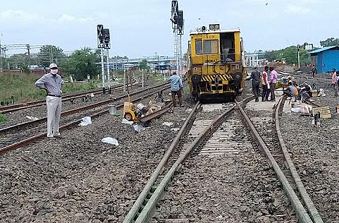 Akola-Akot broad gauge test tomorrow | अकोला-अकोट ब्रॉडगेजची उद्या चाचणी Akola-Akot broad gauge test tomorrow | अकोला-अकोट ब्रॉडगेजची उद्या चाचणी
