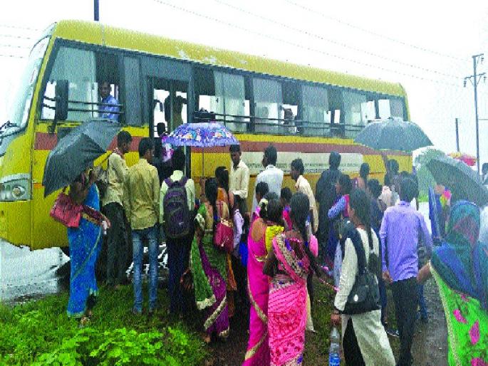 The children of Upanishad parents have left the school | उपोषणकर्त्या पालकांची मुले निघाली शाळेला The children of Upanishad parents have left the school | उपोषणकर्त्या पालकांची मुले निघाली शाळेला