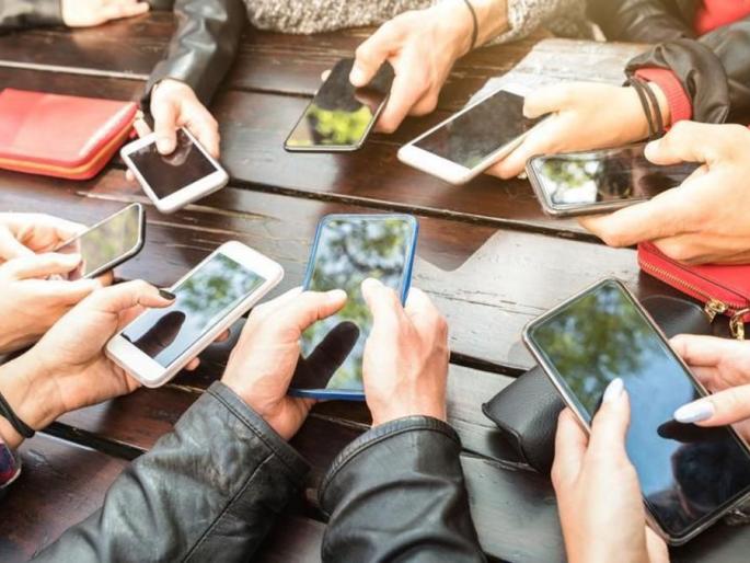 Mobile ban on colleges in Uttar Pradesh | उत्तर प्रदेशात महाविद्यालयांत मोबाइल बंदी Mobile ban on colleges in Uttar Pradesh | उत्तर प्रदेशात महाविद्यालयांत मोबाइल बंदी