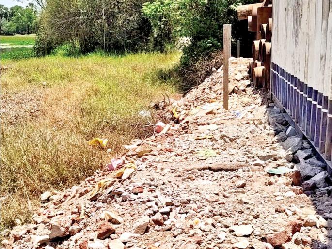 Officers turn to encroachment inspection; Anger spread among the citizens | अतिक्रमण पाहणीकडे अधिकाऱ्यांची पाठ; नागरिकांमध्ये पसरला संताप Officers turn to encroachment inspection; Anger spread among the citizens | अतिक्रमण पाहणीकडे अधिकाऱ्यांची पाठ; नागरिकांमध्ये पसरला संताप