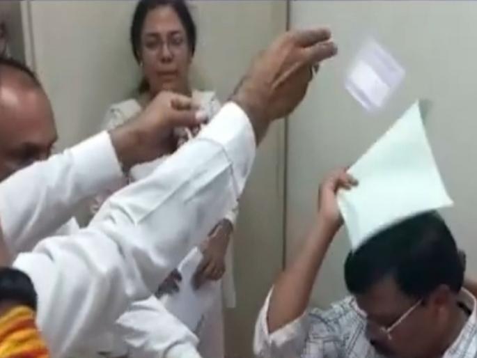 Banknotes thrown at the election decision officer during the election process of the bank nashik | निवडणूक निर्णय अधिकाऱ्यावर उधळल्या नोटाच बँकेच्या निवडणूक प्रक्रियेवेळी प्रकार Banknotes thrown at the election decision officer during the election process of the bank nashik | निवडणूक निर्णय अधिकाऱ्यावर उधळल्या नोटाच बँकेच्या निवडणूक प्रक्रियेवेळी प्रकार