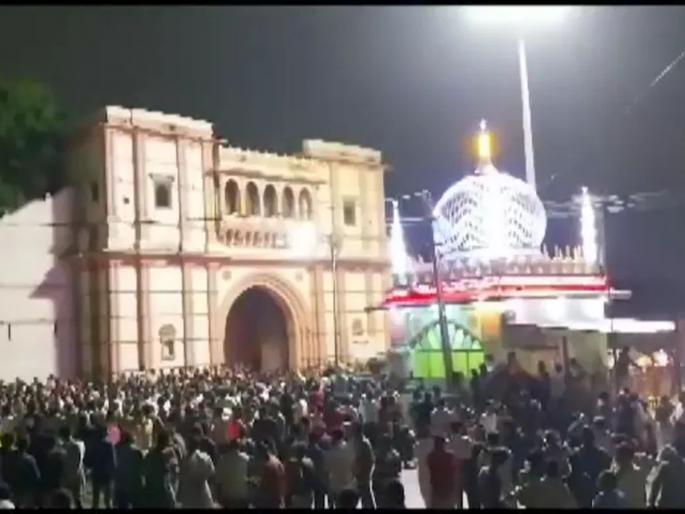 Unauthorized dargah notice sparks violence in Gujarat; Attack on police, three policemen including DSP injured | अनधिकृत दर्ग्याला नोटीस दिल्याने गुजरातमध्ये भडकली हिंसा; डीएसपींसह तीन पोलीस जखमी Unauthorized dargah notice sparks violence in Gujarat; Attack on police, three policemen including DSP injured | अनधिकृत दर्ग्याला नोटीस दिल्याने गुजरातमध्ये भडकली हिंसा; डीएसपींसह तीन पोलीस जखमी