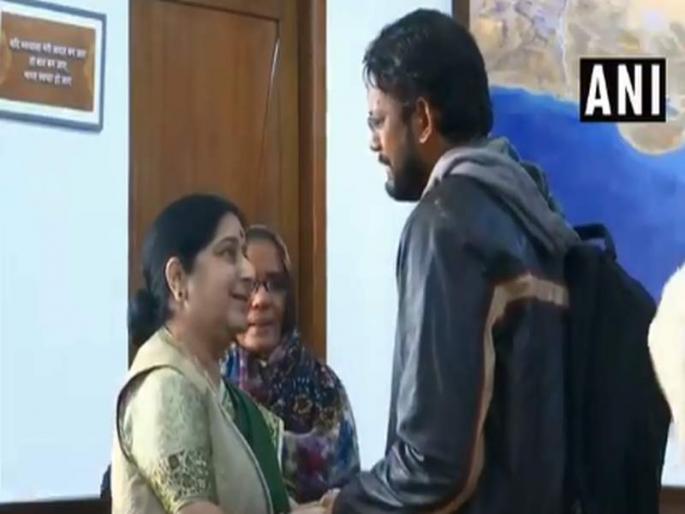 Indian National Hamid Ansari meet External Affairs Minister Sushma Swaraj | सुषमा स्वराज यांना भेटताच हमीदच्या अश्रूंना फुटला बांध, आई म्हणाली मेरा भारत महान Indian National Hamid Ansari meet External Affairs Minister Sushma Swaraj | सुषमा स्वराज यांना भेटताच हमीदच्या अश्रूंना फुटला बांध, आई म्हणाली मेरा भारत महान