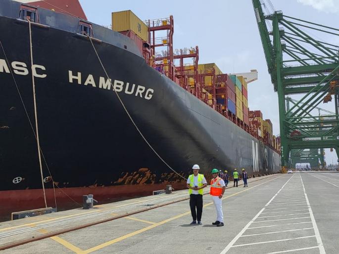 399 meter long cargo ship docked at JNPA port | ३९९ मीटर लांबीचे अजस्त्र मालवाहू जहाज जेएनपीए बंदरात दाखल 399 meter long cargo ship docked at JNPA port | ३९९ मीटर लांबीचे अजस्त्र मालवाहू जहाज जेएनपीए बंदरात दाखल