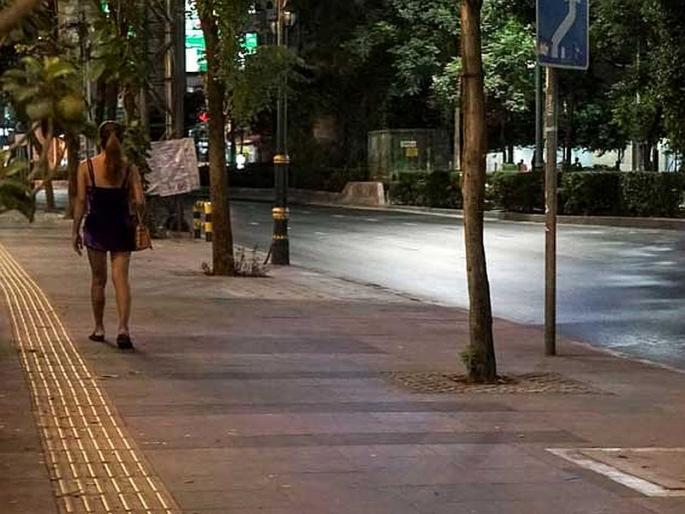 In Thailand sex workers on roads looking for customers due to coronavirus crisis sna | कोरोनामुळे 'पार्टीलँड' ठप्प, रस्त्यावर ग्राहकांना शोधतायेत सेक्स वर्कर्स In Thailand sex workers on roads looking for customers due to coronavirus crisis sna | कोरोनामुळे 'पार्टीलँड' ठप्प, रस्त्यावर ग्राहकांना शोधतायेत सेक्स वर्कर्स
