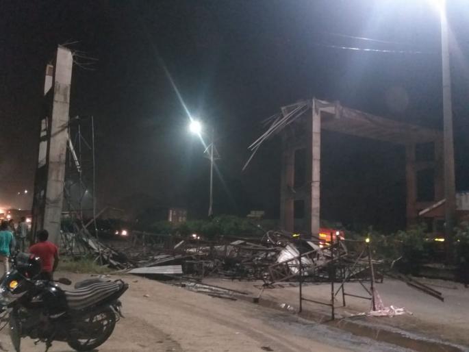 Panvel bridge collapses, two injured | पनवेलमध्ये निर्माणाधीन कमानीचा काही भाग कोसळला, दोन जण जखमी Panvel bridge collapses, two injured | पनवेलमध्ये निर्माणाधीन कमानीचा काही भाग कोसळला, दोन जण जखमी