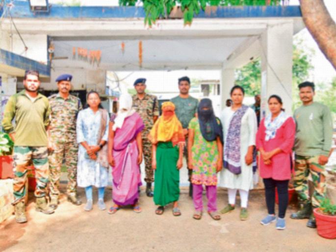 Soldiers surround village, 5 Maoists arrested; including three women, reward worth Rs 36 lakh | गावालाच जवानांचा वेढा, ५ जहाल माओवादी ताब्यात; तीन महिलांचा समावेश, ३६ लाख रुपयांचे होते बक्षीस